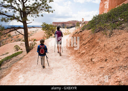 Mère et fils, randonnées le Queens Garden/Canyon Navajo Loop à Bryce Canyon National Park, Utah, USA Banque D'Images