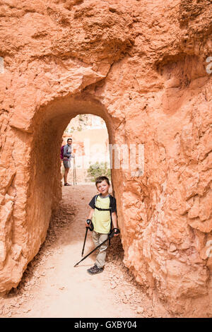 Mère et fils, randonnées le Queens Garden/Canyon Navajo Loop à Bryce Canyon National Park, Utah, USA Banque D'Images