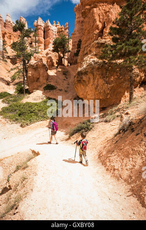 Mère et fils, randonnées le Queens Garden/Canyon Navajo Loop à Bryce Canyon National Park, Utah, USA Banque D'Images