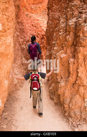 Mère et fils, randonnées le Queens Garden/Canyon Navajo Loop à Bryce Canyon National Park, Utah, USA Banque D'Images