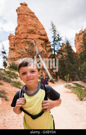 Mère et fils, randonnées le Queens Garden/Canyon Navajo Loop à Bryce Canyon National Park, Utah, USA Banque D'Images