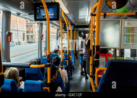 Copenhague, Danemark, passagers vue grand angle à l'intérieur du bus public Banque D'Images