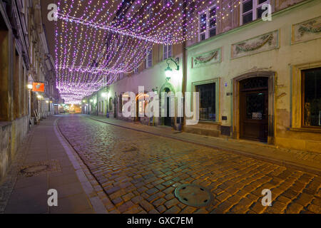 Varsovie, Pologne - 10 décembre 2015. Décorations de Noël dans la vieille ville de Varsovie dans la nuit, la rue Freta Banque D'Images