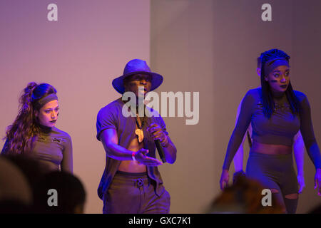 Valentine effectue au cours d'une pause à l'Africa Fashion Show de Londres 2016, au West Hall Olympia Kensington Londres. Banque D'Images