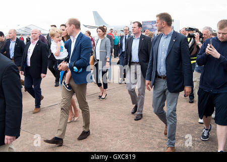 Les membres de la famille royale britannique au Royal International Air Tattoo de Fairford comprend : Prince George, Prince William, duc de Cambridge où : Fairford, Royaume-Uni Quand : 08 Oct 2016 Banque D'Images