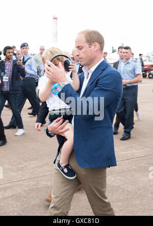 Les membres de la famille royale britannique au Royal International Air Tattoo de Fairford comprend : Prince George, Prince William, duc de Cambridge où : Fairford, Royaume-Uni Quand : 08 Oct 2016 Banque D'Images