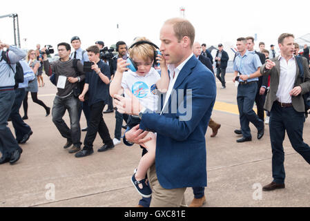 Les membres de la famille royale britannique au Royal International Air Tattoo de Fairford comprend : Prince George, Prince William, duc de Cambridge où : Fairford, Royaume-Uni Quand : 08 Oct 2016 Banque D'Images