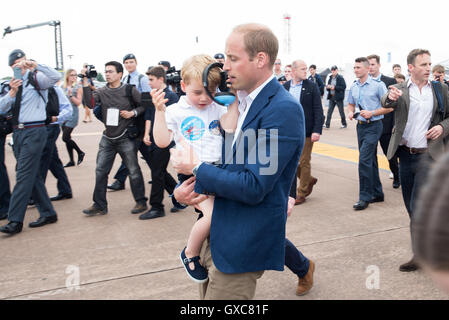 Les membres de la famille royale britannique au Royal International Air Tattoo de Fairford comprend : Prince George, Prince William, duc de Cambridge où : Fairford, Royaume-Uni Quand : 08 Oct 2016 Banque D'Images