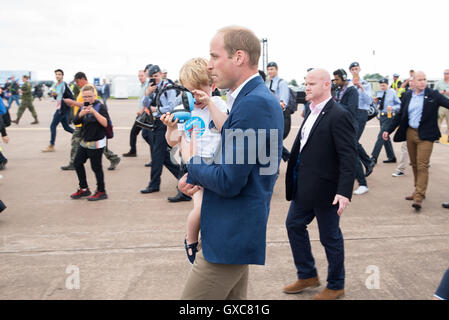 Les membres de la famille royale britannique au Royal International Air Tattoo de Fairford comprend : Prince George, Prince William, duc de Cambridge où : Fairford, Royaume-Uni Quand : 08 Oct 2016 Banque D'Images