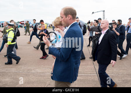 Les membres de la famille royale britannique au Royal International Air Tattoo de Fairford comprend : Prince George, Prince William, duc de Cambridge où : Fairford, Royaume-Uni Quand : 08 Oct 2016 Banque D'Images