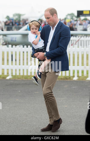 Les membres de la famille royale britannique au Royal International Air Tattoo de Fairford comprend : Prince George, Prince William, duc de Cambridge où : Fairford, Royaume-Uni Quand : 08 Oct 2016 Banque D'Images