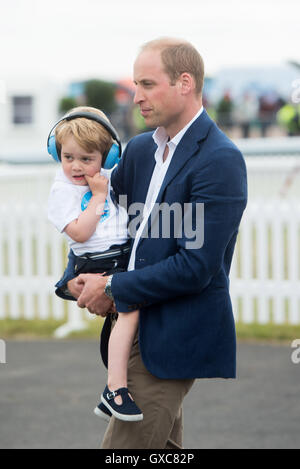 Les membres de la famille royale britannique au Royal International Air Tattoo de Fairford comprend : Prince George, Prince William, duc de Cambridge où : Fairford, Royaume-Uni Quand : 08 Oct 2016 Banque D'Images