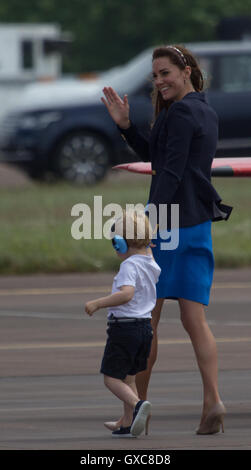 Les membres de la famille royale britannique au Royal International Air Tattoo de Fairford En vedette : Catherine, duchesse de Cambridge, le Prince George, où : Fairford, Royaume-Uni Quand : 08 Oct 2016 Banque D'Images