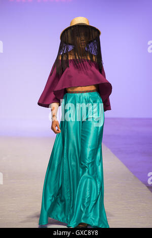 AAugust marque à venir est présenté à la Semaine de la mode africaine Banque D'Images