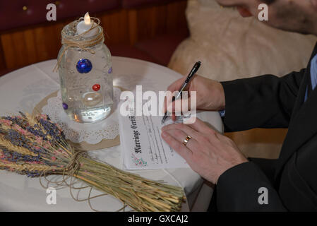 La signature d'un certificat de mariage Banque D'Images