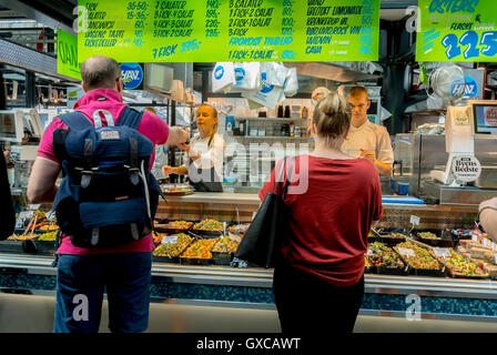 Copenhague, Danemark, touristes, shopping au Danish Food Shop à Torvfhallerne Food Market, nourriture à l'étranger Banque D'Images