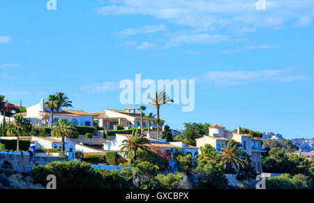 Le CALP ville vue d'été avec palmiers et ciel bleu (au Costa Blanca, Valencia, Espagne). Banque D'Images