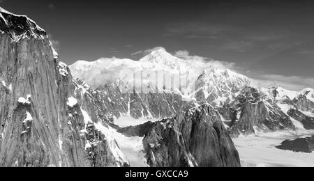 Vue aérienne de Denali (Mt. McKinley), le Ruth Glacier (en bas à gauche) et la chaîne de l'Alaska sur un vol touristique de Talkeetna Banque D'Images
