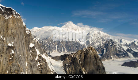 Vue aérienne de Denali (Mt. McKinley), le Ruth Glacier (en bas à gauche) et la chaîne de l'Alaska sur un vol touristique de Talkeetna Banque D'Images