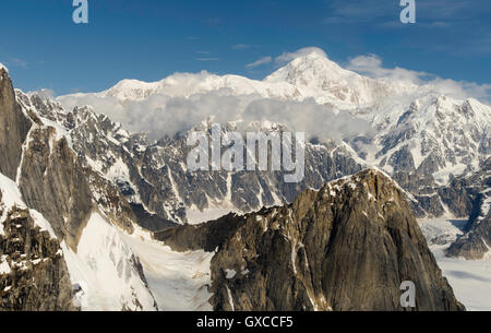 Vue aérienne de Denali (Mt. McKinley), le Ruth Glacier (en bas à gauche) et la chaîne de l'Alaska sur un vol touristique de Talkeetna Banque D'Images