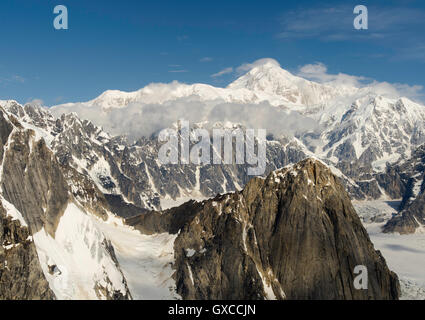 Vue aérienne de Denali (Mt. McKinley), le Ruth Glacier (en bas à gauche) et la chaîne de l'Alaska sur un vol touristique de Talkeetna Banque D'Images
