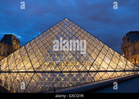 La principale (Pyramide) entrée du Louvre, Paris, France. Banque D'Images