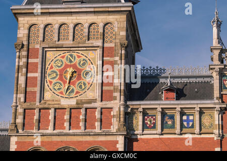 Girouette et les détails architecturaux à l'extérieur de la Gare Centrale d'Amsterdam, Amsterdam, Pays-Bas Banque D'Images