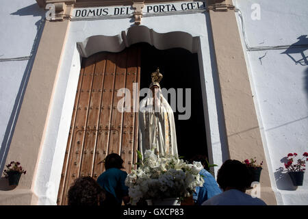 Une image de Notre Dame de Fatima est affiché lors d'une célébration religieuse à El Gastor, Sierra de Cadiz, Andalousie, Espagne Banque D'Images