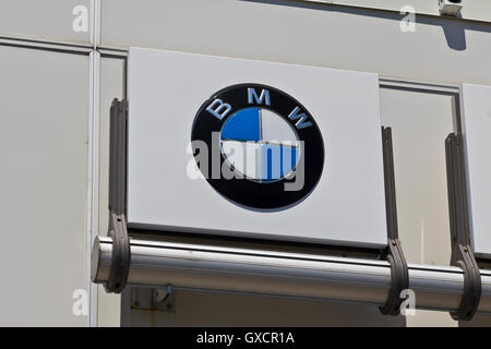 Indianapolis - Circa Juillet 2016 : Un concessionnaire BMW. BMW est une voiture de luxe fabricant basé en Allemagne II Banque D'Images