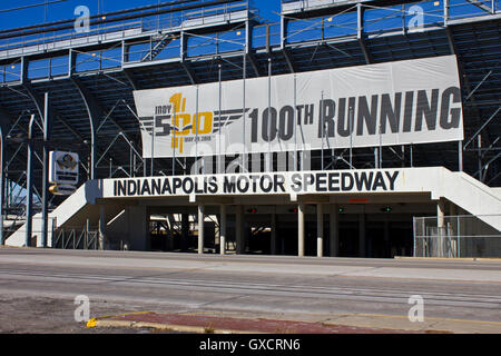 Indianapolis - Circa Février 2016 : Indianapolis Motor Speedway. IMS se prépare pour la 100e exécution de l'Indy 500 J Banque D'Images