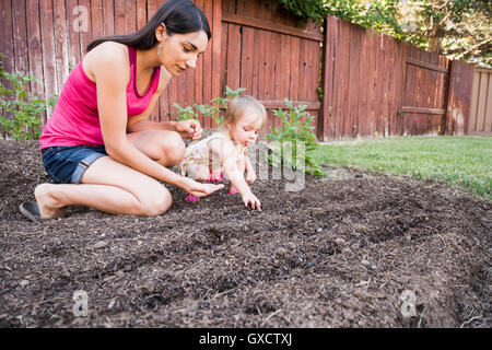 Mère et fille, planter des graines dans le jardin Banque D'Images