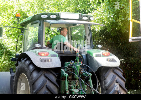 Agriculteur à la marche arrière de tracteur Banque D'Images