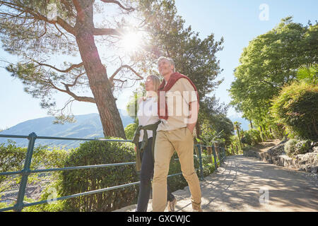 D'âge mûr de la randonnée le long de routes de campagne, Meran, le Tyrol du Sud, Italie Banque D'Images