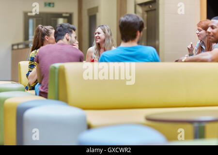 Groupe d'étudiants en pleine discussion dans une cantine à l'enseignement supérieur college Banque D'Images