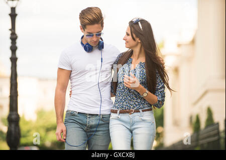 Jeune couple se promener le long Street, London, UK Banque D'Images