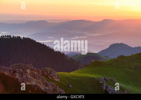 Paysage avec de la brume au crépuscule, Bolshoy Thach (Big Thach) Nature Parc, Montagnes du Caucase, République de Adygea, Russie Banque D'Images