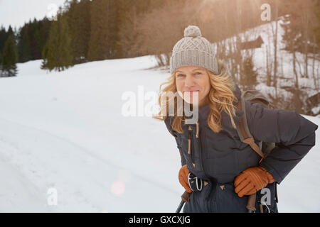 Portrait of mature woman in snowy landscape, Elmau, Bavière, Allemagne Banque D'Images