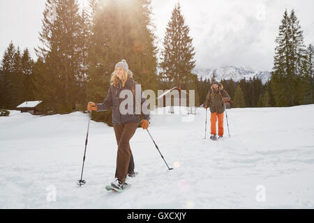 Couple snowshoeing voyage paysage enneigé, Elmau, Bavière, Allemagne Banque D'Images