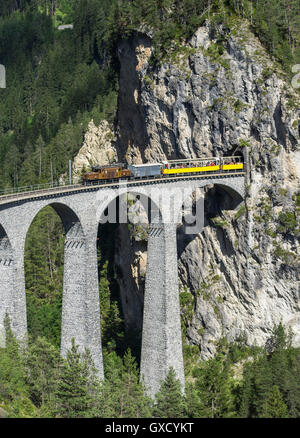 Train sur le Viaduc de Landwasser, Filisur, Splugen, Canton des Grisons, Suisse Banque D'Images