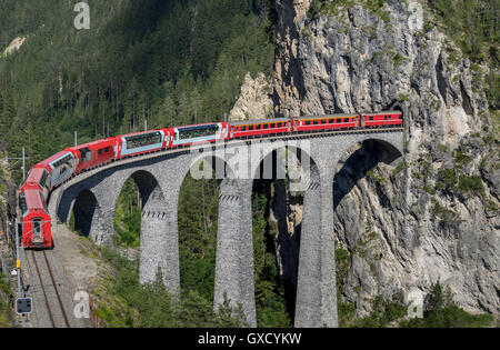 Train sur le Viaduc de Landwasser, Filisur, Splugen, Canton des Grisons, Suisse Banque D'Images