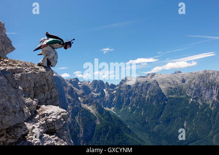 Cavalier BASE Wingsuit s'apprête à sauter de falaise, Alpes italiennes, Alleghe, Padova, Italie Banque D'Images