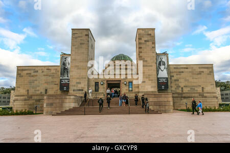 Entrée du Mémorial National Australien. Construit en l'honneur des hommes et femmes à partir de l'Australie et la Nouvelle-Zélande. Banque D'Images