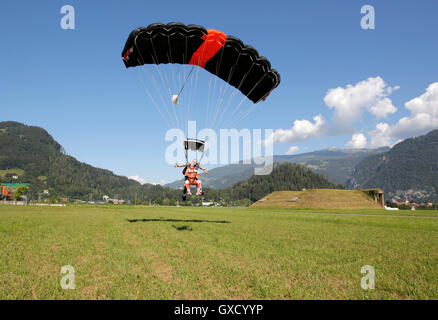 Ciel Tandem atterrissage plongeurs sur le terrain avec le parachute, Interlaken, Berne, Suisse Banque D'Images