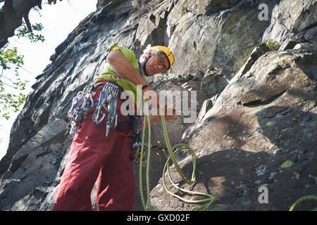 Low angle view of rock climber préparer corde Banque D'Images