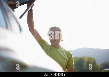 Man à la voiture à démarrer Banque D'Images