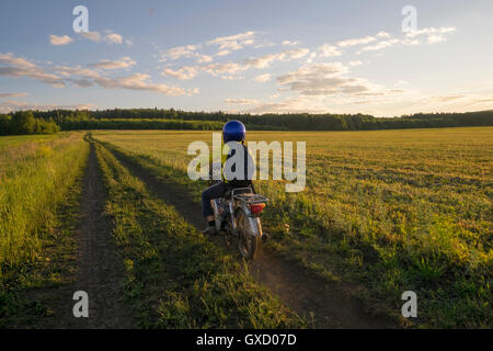 Vue arrière du boy riding bicycle on dirt track par domaine Banque D'Images