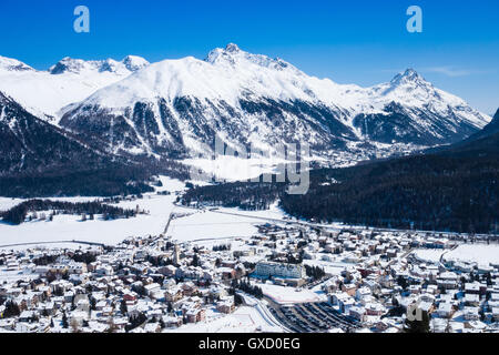 Celerina dans la montagne couverte de neige, vallée de l'Engadine, Suisse Banque D'Images