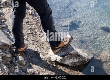 Mid adult man standing à côté Morasco Morasco, lac, val Formazza, Piemonte, Italie Banque D'Images