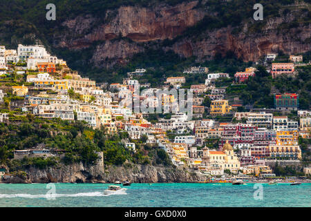 Côté falaise de bâtiments par mer, Positano, Amalfi Coast, Italie Banque D'Images