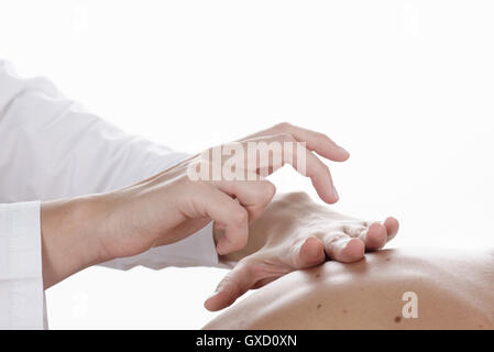 Portrait de doctors hands examining patient Banque D'Images